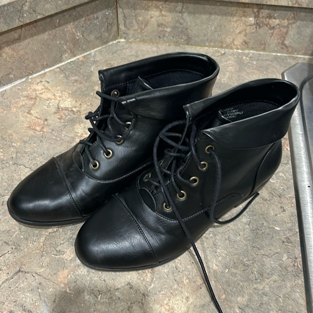 Comfort View “Darcie” ankle booties